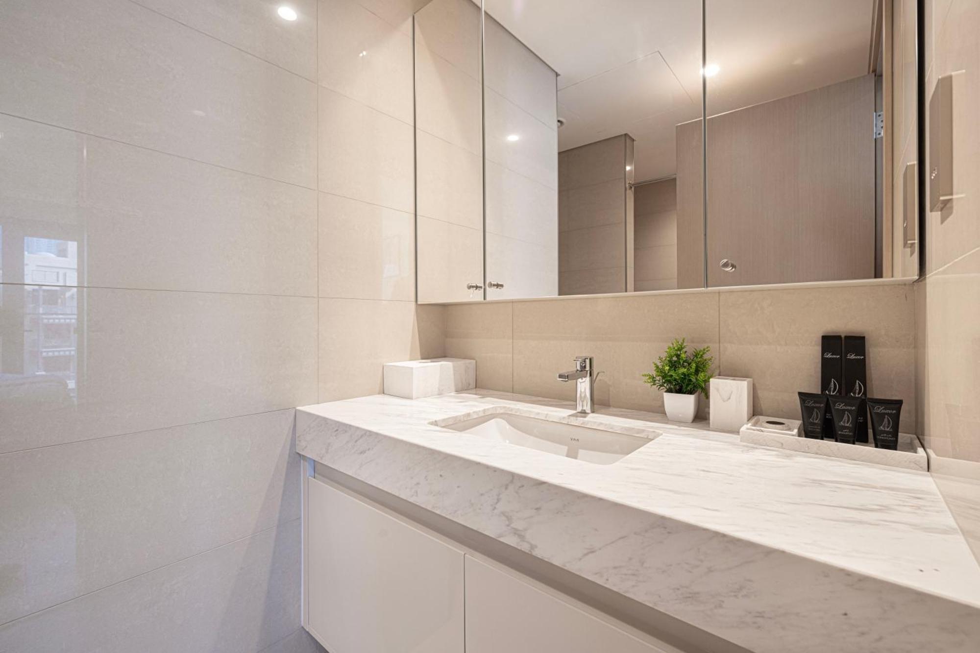 Full Burj Khalifa View! Brand New 2 Bedrooms! 5min Walk From Mall! Апартаменти Дубай